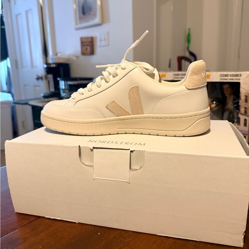 NWT Veja White Sneakers Unisex Size 9